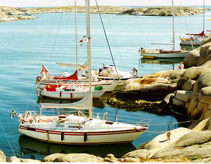 boatinbay2.jpg - 60012 Bytes